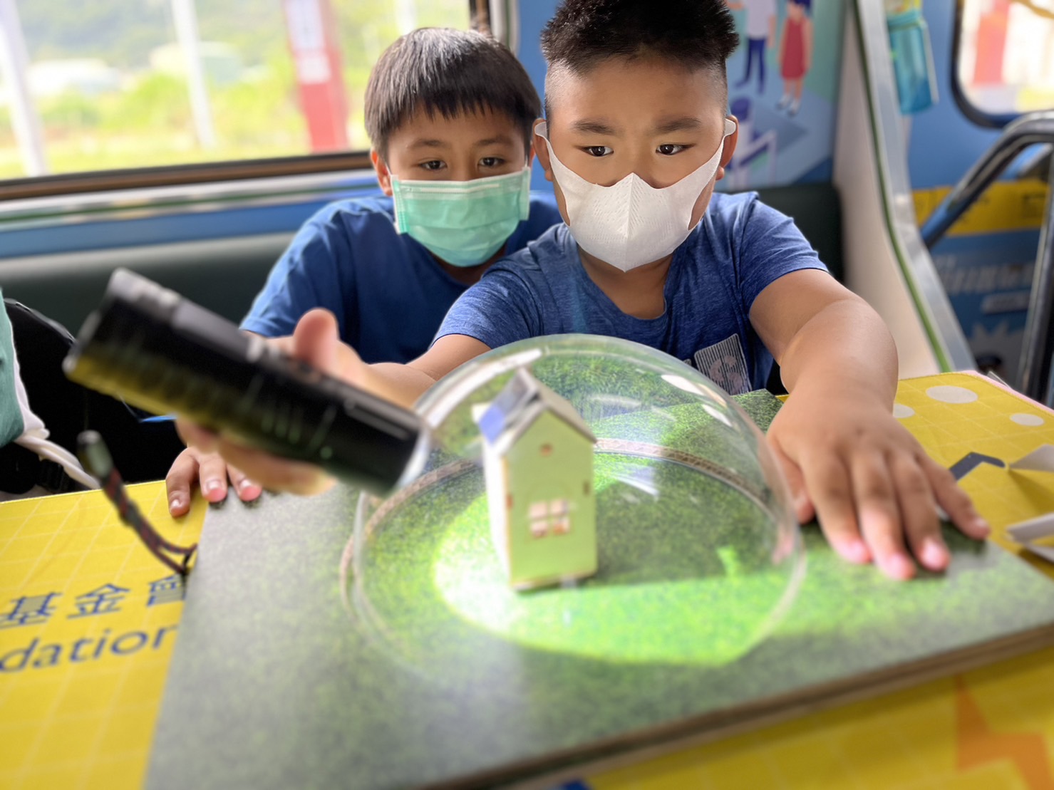 4688美高梅參與基礎科學主題車廂，以STEAM教學精神，設計「逐日科學家」、「太陽能工程師」以及「淨零建築師」三大能源科普課程和實驗